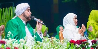 Hadiri Muslimat NU Bersholawat Bersama Habib Syech, Khofifah: Jamaah yang Konsisten Mendoakan Bangsa