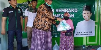 Peduli Dampak Covid-19, DPC PKB Pamekasan Bagikan Sembako