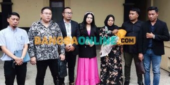 Ibu Santri Korban Penganiayaan Didampingi Tim Hukum Hotman Paris ke Polres Kediri Kota