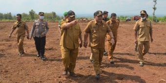 Pantau Lahan Relokasi, Plt Bupati Nganjuk Minta Korban Longsor Selopuro Bersabar