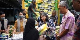 Operasi Pasar Beras di Banjarmlati, Pj Wali Kota Kediri Ikut Layani Masyarakat
