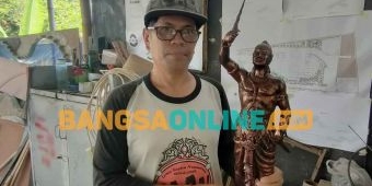 Pemahat dari Kediri ini Dapat Pesanan Patung Gajah Mada ke Papua