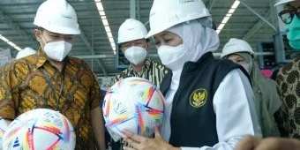 Walah! Bola Piala Dunia 2022 di Qatar Buatan Madiun Jatim, Khofifah: Keren Kan