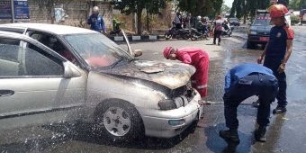 Sebuah Mobil Terbakar di Jalan Manunggal Tuban