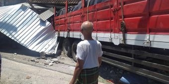 Tak Kuat Nanjak, Truk Muat Keramik Jalan Mundur Hantam Warung Rujak dan Rumah di Lamongan