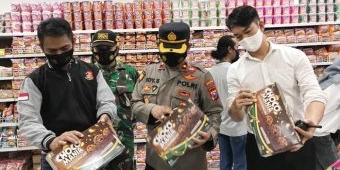 Cek ​Prokes dan Expired Date, Polsek Kaliwates Jember Patroli Pusat Perbelanjaan