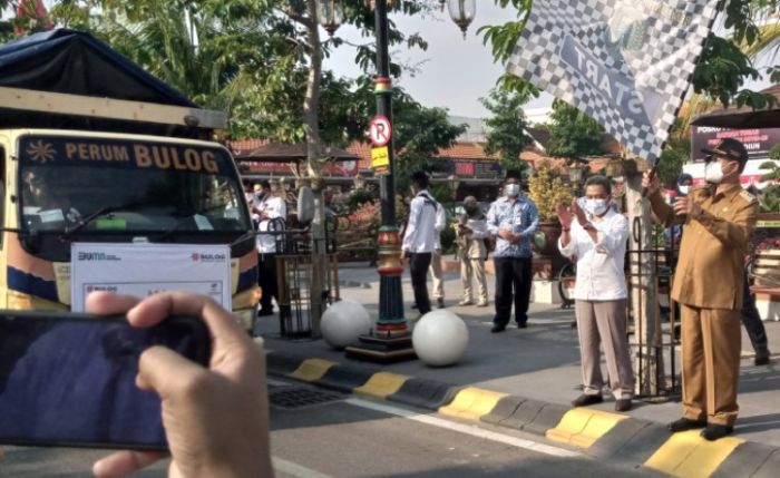 Peduli Warga Terdampak Covid-19, Wali Kota Madiun Berangkatkan 3 Truk Bantuan Sembako