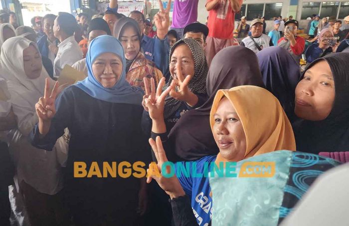 Khofifah Blusukan ke Pasar Kliwon dan Dialog dengan Nelayan di Lamongan