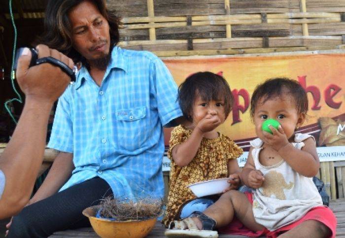 ​Balita Kakak Beradik Unik, Pakan Burung Jadi Camilan