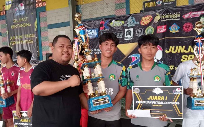 Ketua Afkab Pimpin Penyerahan Piala Futsal Cup Pasuruan 2024