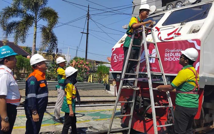 Rayakan HUT RI, PT KAI Daop 7 Bersama Pecinta Kereta Api Hias Lokomotif