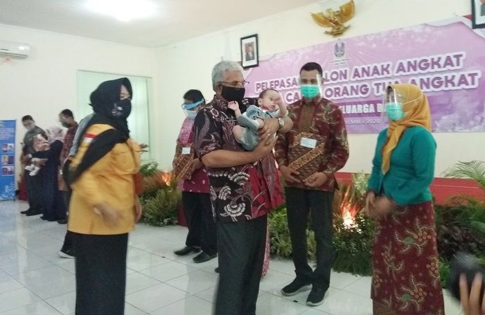 Kebahagiaan di Tengah Pandemi, Belasan Anak Terlantar di Jatim Mendapat Orang Tua Asuh