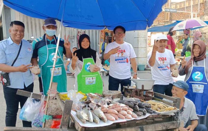 Relawan Sedulur Khofifah Blusukan dan Bagikan Celemek di Pasar Tradisional