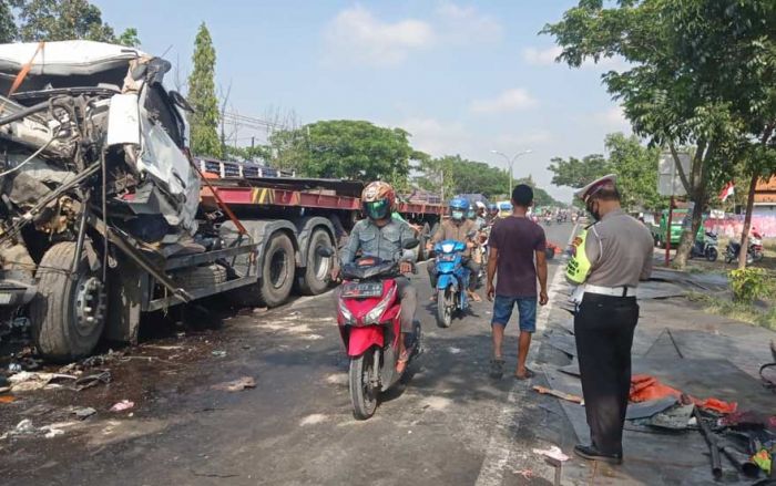 Sopir Ngantuk, Truk Trailer Muat Plat Besi Seruduk Truk Trailer Muat Semen di Lamongan 