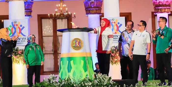 Sambut Api Porprov VIII Jatim di Grahadi, Khofifah: Junjung Tinggi Patriotisme dan Sportivitas 