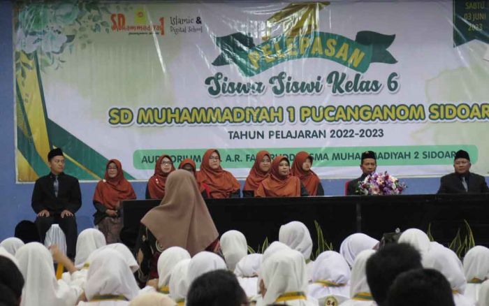 215 Murid SD Muhammadiyah 1 Sidoarjo Diwisuda