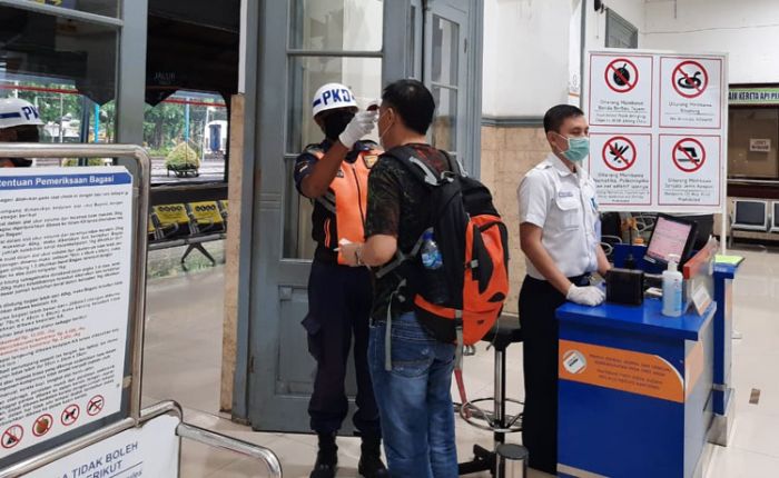 Naik Kereta, Penumpang Wajib Pakai Masker, Minimal Bahan Kain 2 Lapis