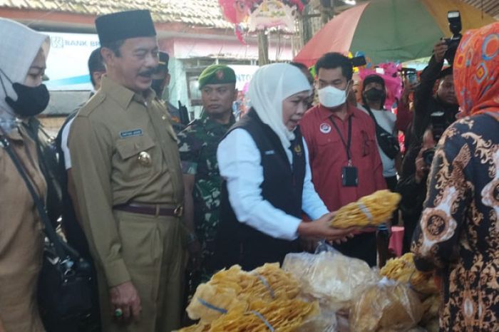 Gubernur Khofifah Pantau Harga Bahan Pokok di Pamekasan, Minta Wakil Bupati Koordinasi dengan Bulog