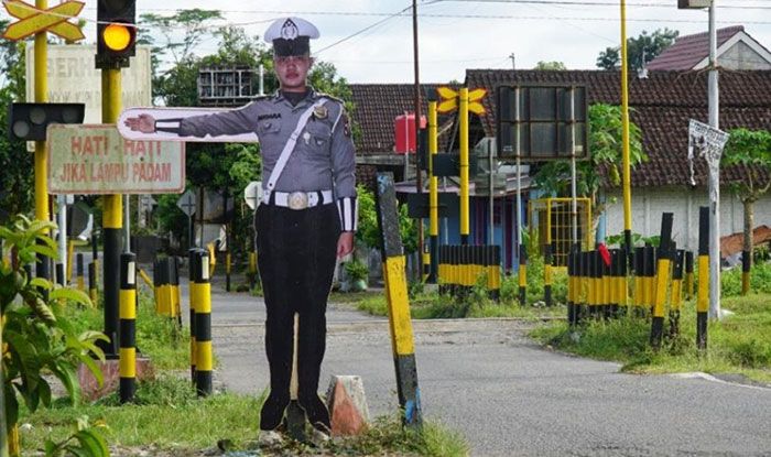 Waspada! Rambu Perlintasan Kereta Api di Blitar Banyak yang Rusak