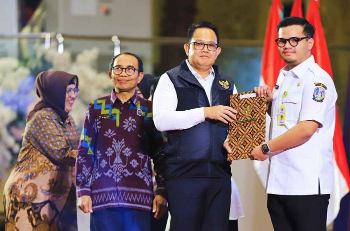 Adhy Karyono Serahkan 7.201 SK PPPK Pemprov Jatim