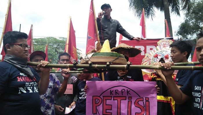 Kejari Blitar Kembali Didemo, Kali Ini Massa Bawa Tumpeng dan Barongan