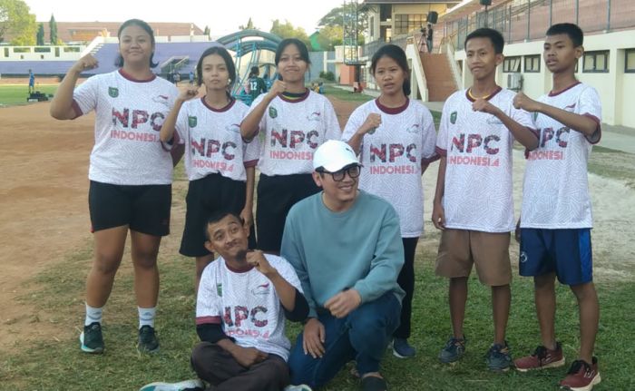 Beri Suport Atlet NPC Kota Madiun, Andro Serahkan Kaos Atlet NPC Nasional