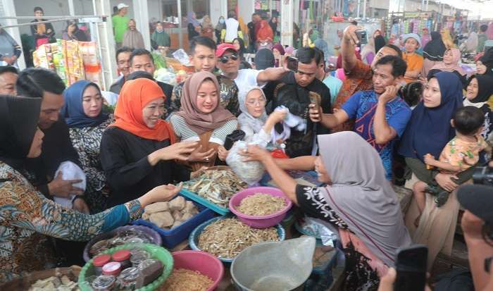 Bersama Cabup Halindra Blusukan ke Pasar Tradisional Tuban, Khofifah Banjir Doa dan Dukungan