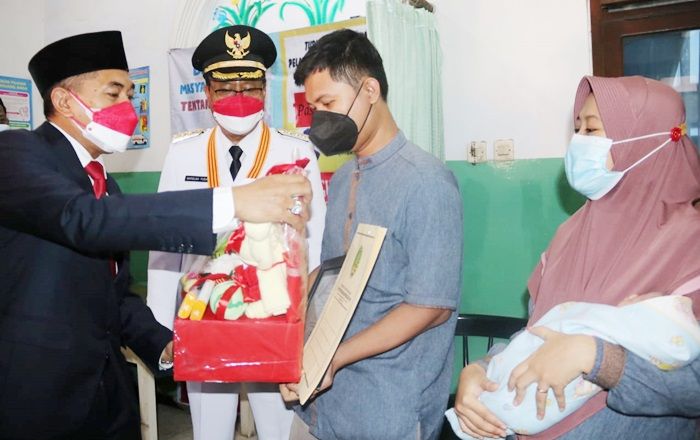 Gus Ipul Serahkan Akta Kelahiran Bayi yang Lahir Tepat di HUT ke-76 Kemerdekaan RI