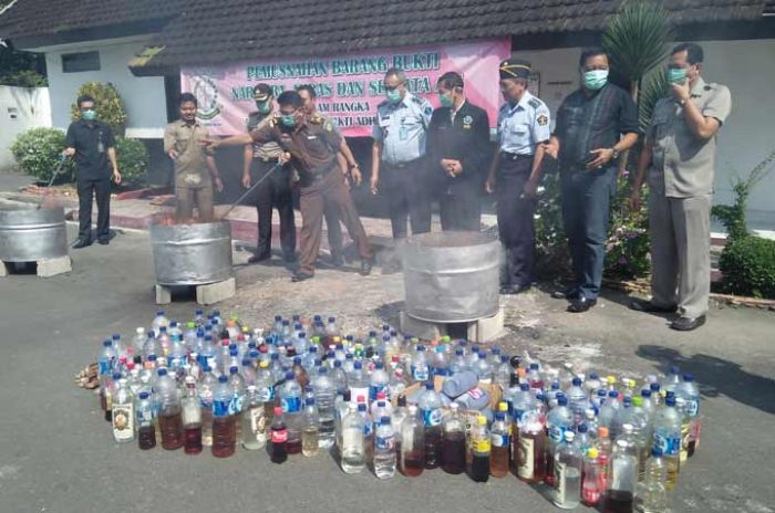 Kejari Blitar Musnahkan Barang Bukti Hasil Kejahatan Senilai Ratusan Juta Rupiah