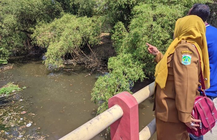 Diduga Tercemar, Kades Bulusari Pasuruan Sisir Sungai Kambeng Cek Sumber Limbah