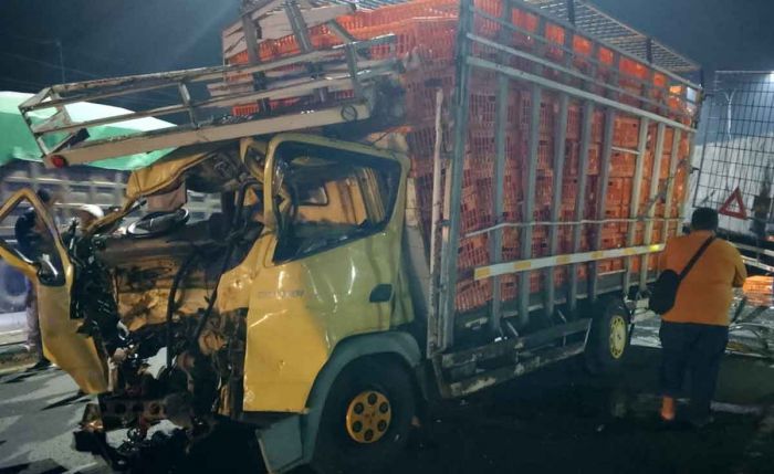 Diduga Mengantuk, Truk Ayam Tabrak Tronton di Jombang