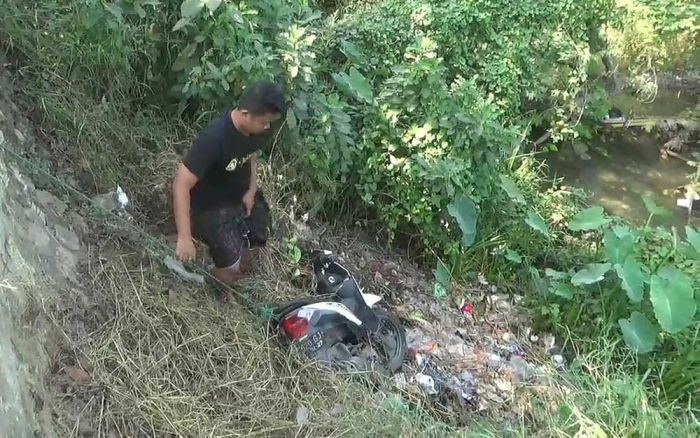 Diduga Berkendara Sambil Bergurau, Pemotor di Bangkalan Nyungsep ke Sungai