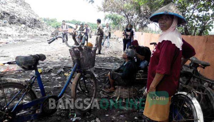 Belasan Gubuk Liar di TPA Randegan Mojokerto Dibakar