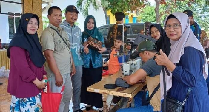 Gandeng Dekranasda dan BKMS, Pemdes Kandangan Gresik Adakan Pelatihan Membuat Tas