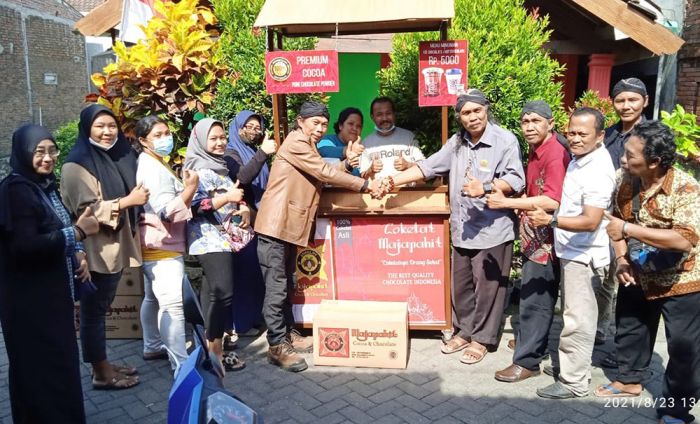 FPK Jatim Bagikan 20 Gerobak Gerai Minuman Kepada 20 Seniman di Kabupaten Pasuruan