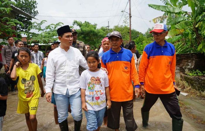 Kunjungi Korban Banjir, Gus Barra Lakukan ini