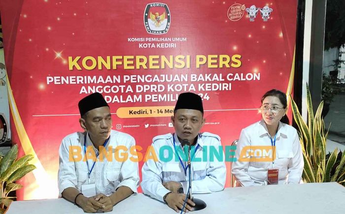 Diiringi Pertunjukan Barongsai, DPC Gerindra Kota Kediri Daftarkan 30 Bacalegnya ke KPU