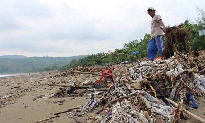 Pantai Sidem Tulungagung Dipenuhi Sampah, Pengunjung Kecewa