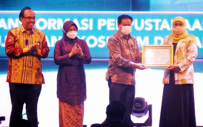 Indeks Literasi Meningkat, Gubernur Khofifah Sabet Penghargaan Nugra Jasa Dharma Pustaloka