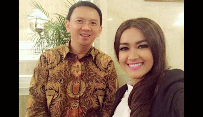 Julia Perez Ngaku Sudah Liat Dalemnya Ahok, Saat Dipegang Diam