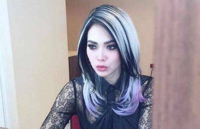 Tren Baru Syahrini, Ubah Warna Rambut Cukup Disemprot, Bisa Berubah Tiap Saat