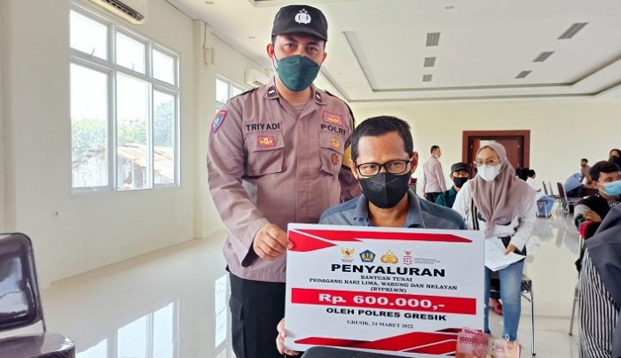   Ribuan Warga Gresik Terima Bantuan BTPKLWN Rp 600 Ribu 