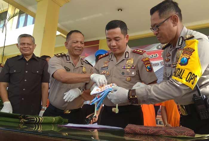 Pasangan Kekasih Kompak Buang Bayi Hubungan Gelap