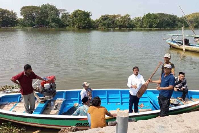 Peduli Nelayan, Kades Raci Tengah Gresik Bantu Perahu Mesin