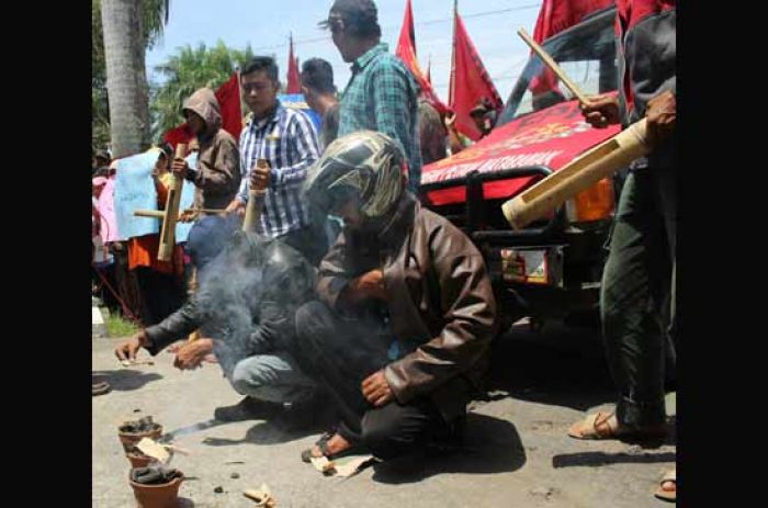 Demo Kejari Blitar, Ratusan Massa Bakar Kemenyan dan Bunyikan Kentongan