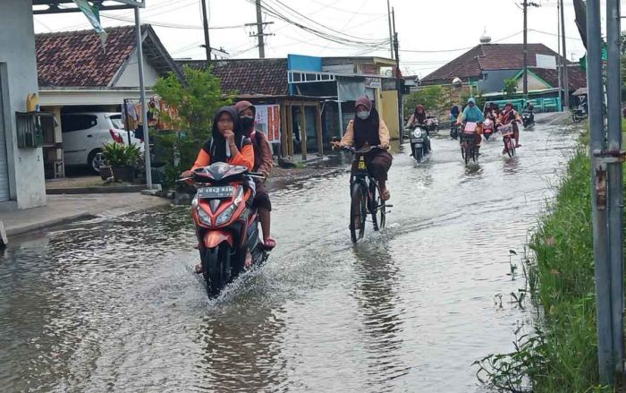 Banjir di Tanggulangin Sidoarjo, Siswa Belajar di Masjid