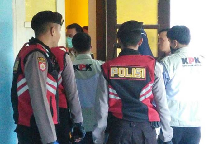 Geledah Kantor Inspektorat Pemkab Pamekasan, KPK Keluar Bawa 3 Kopor dan 1 Kardus