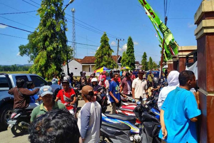 Pilkades Antar Waktu Desa Suwaluh Berlangsung Tertutup, Masyarakat Nonton dari Luar Pagar