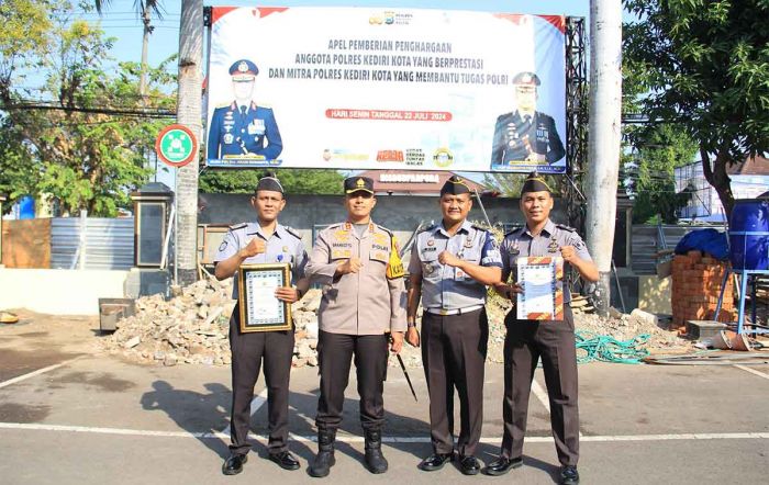 2 Pegawai Lapas Kediri Terima Penghargaan dari Polri