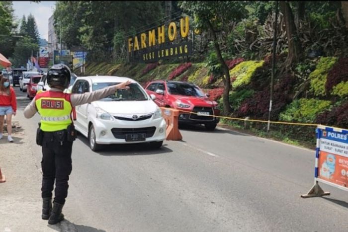 Satlantas Polres Cimahi Lakukan One Way di Kawasan Wisata Farmhouse Lembang